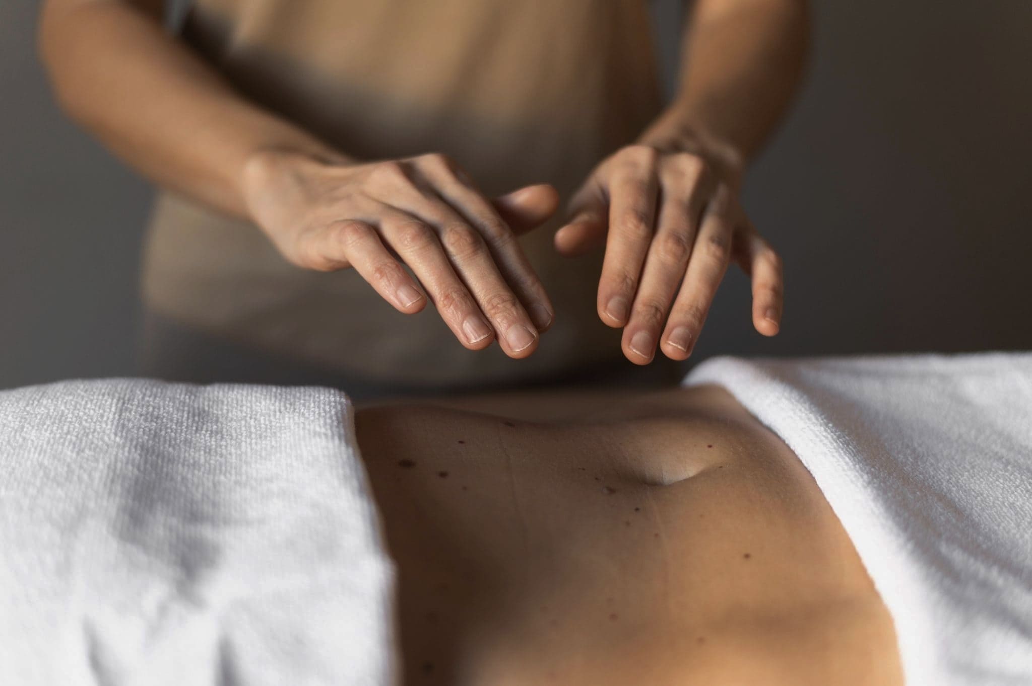 Issue de la tradition chinoise, le massage Chi Nei Tsang est une approche énergétique favorisant la libération émotionnelle et la détente du corps