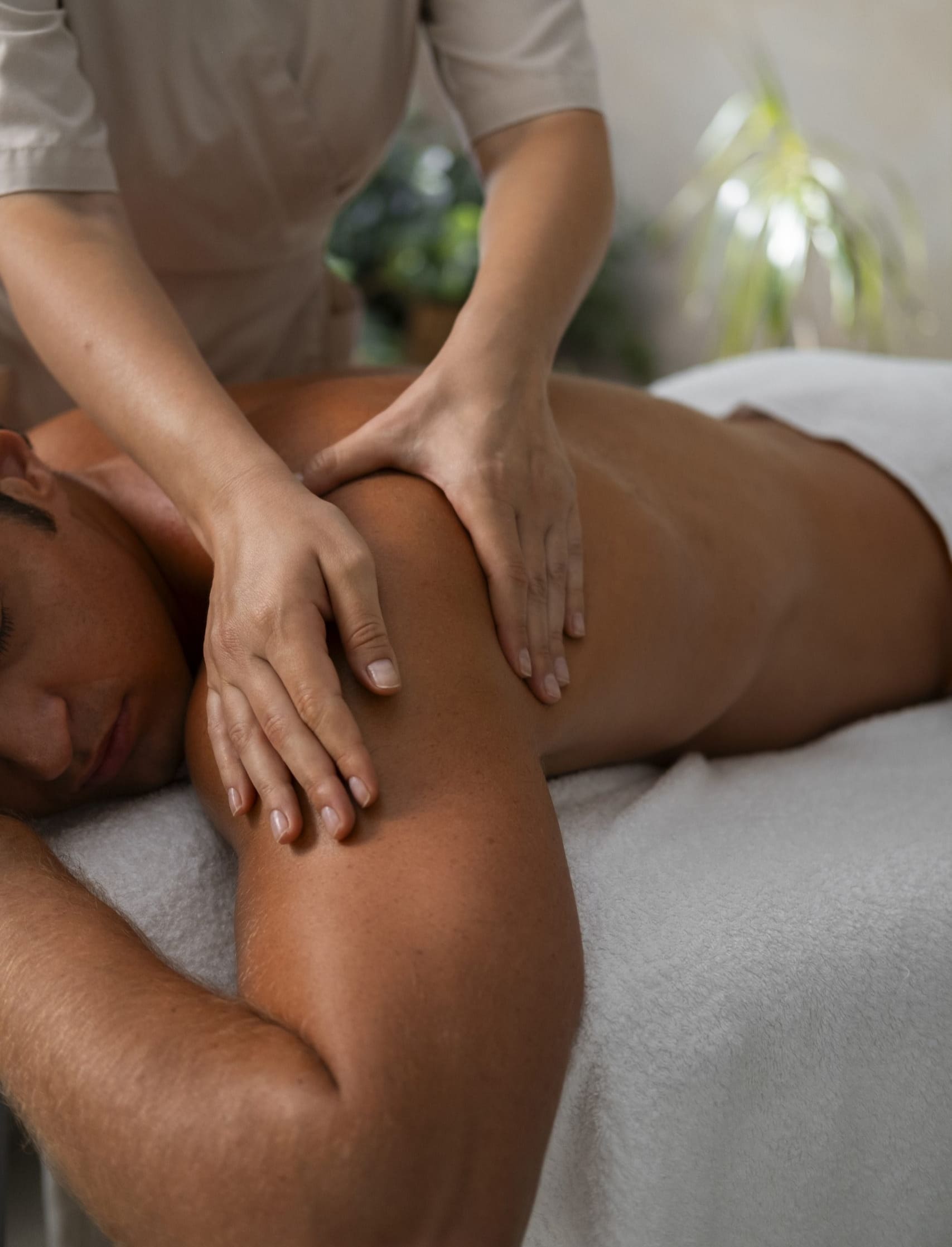 Le massage Tui Na Zheng Gu est une technique traditionnelle chinoise favorisant la circulation énergétique dans le corps, le soulagement des tensions musculaires et des douleurs articulaires